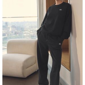 Alo accolade black sweat pants. Size xs. Excellent condition